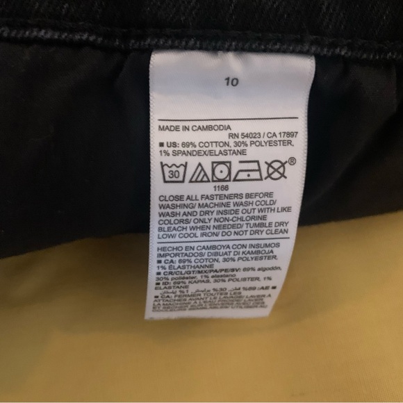 Women’s Black Old Navy Jean Shorts Mid-Rise Sz. 10 Cuffed - Picture 5 of 10